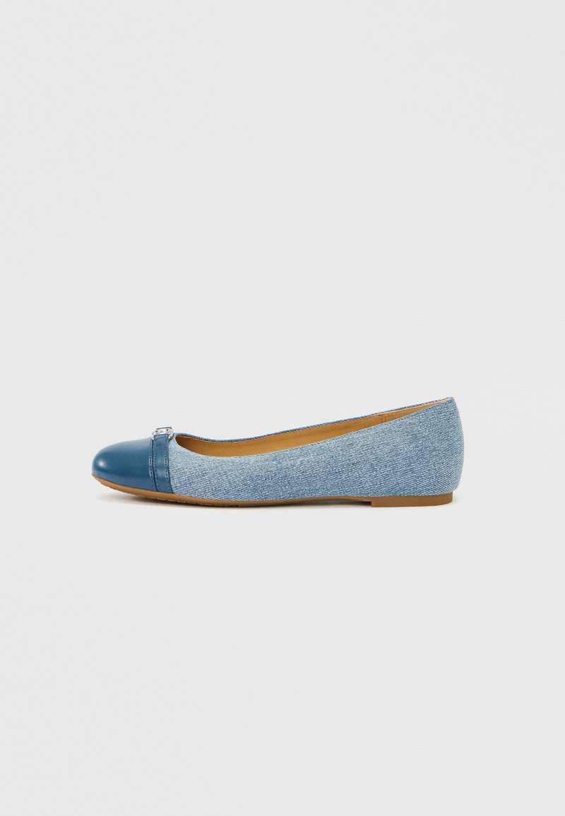 Bailarina azul vaquera con puntera brillante y pequeño detalle decorativo. La suela es plana con un acabado texturizado marrón claro.