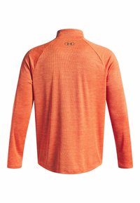 Langarm-Athletikshirt in leuchtendem Orange, mit hohem Kragen und strukturiertem Stoff mit dezenten horizontalen Streifen. Logo auf dem oberen Rücken.