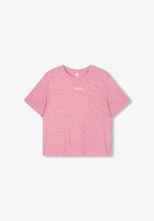 Roze t-shirt met korte mouwen, gemaakt van een textured stof met een subtiel heatherpatroon. Gecentreerd logo in een contrasterend vak aan de voorkant.