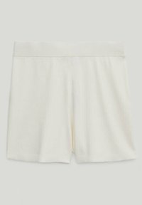 Shorts en tricot blanc doux avec une large ceinture élastique et une coupe décontractée sur un fond uni.