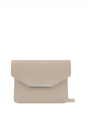 Beżowa kopertówka z ekologicznej skóry z magnetycznym zamknięciem na klapę i srebrnym metalowym akcentem z przodu. Gładka faktura, minimalistyczny design.