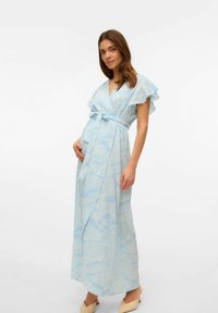 Svetlo modra maksi obleka z zavitjem, kratkimi nabranimi rokavi, zavezovanjem pri pasu in subtilnim cvetličnim vzorcem. Gladek tekstura tkanine.