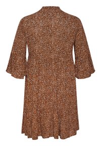 Robe à motif floral marron avec des manches évasées, une coupe décontractée et un col rond, fabriquée en tissu léger et texturé.