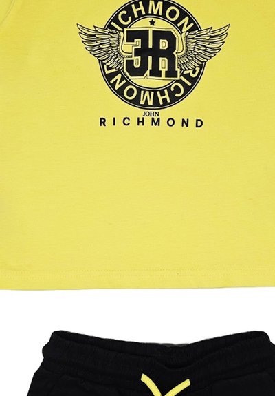 T-shirt in cotone giallo con un logo grafico nero che presenta delle ali e del testo, abbinato a pantaloni corti neri con vita elasticizzata e un cordino giallo.