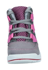 Grauer und pinker High-Top-Sneaker mit Mesh-Obermaterial, gepolstertem Kragen, pinken Hardware-Akzenten und weißer Sohle mit rotem Streifen.