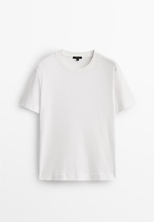 Witte katoen t-shirt met korte mouwen, ronde hals en een ontspannen pasvorm. Glad materiaal en eenvoudig ontwerp, zonder patronen of accenten.