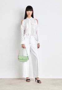 COACH MONOCHROME EMMY SADDLE BAG - Kabelka - pale pistachio