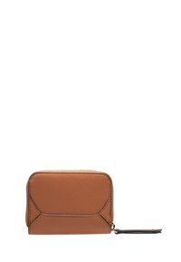 Cartera de cuero marrón con acabado texturizado, cierre de cremallera, costuras en contraste y una pequeña pestaña. Diseño rectangular compacto.