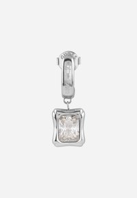 Orecchino a cerchio in argento con un ciondolo testurizzato e una pietra trasparente rettangolare e sfaccettata. Il design è elegante con una finitura lucida.