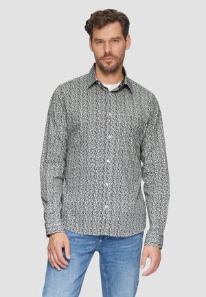 Schwarz-weißer karierter Button-Up-Hemd mit Kentkragen, schlanker Schnitt und langen Ärmeln, kombiniert mit blauen Jeans.