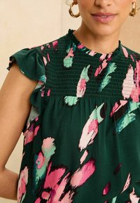 Love & Roses SHIRRED REGULAR FIT - Blúzka - green feather
