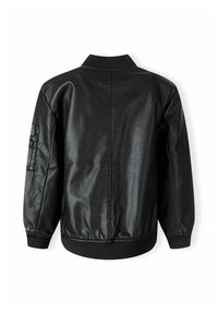 Čierna kožená bomber bunda s rebrovaným golierom a manžetami, s vreckom na ľavom rukáve. Hladká textúra a klasický dizajn.