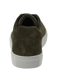 Baskets en daim vert avec une texture lisse, semelle en caoutchouc blanc et bout arrondi. Présente un col rembourré et un logo subtil sur le côté.