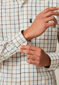 Next EASY OXFORD - Overhemd - ecru white blue mini tattersall