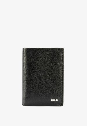 Czarny skórzany portfel o teksturowanym wykończeniu, prostokątnym kształcie i białym logo w dolnym prawym rogu.