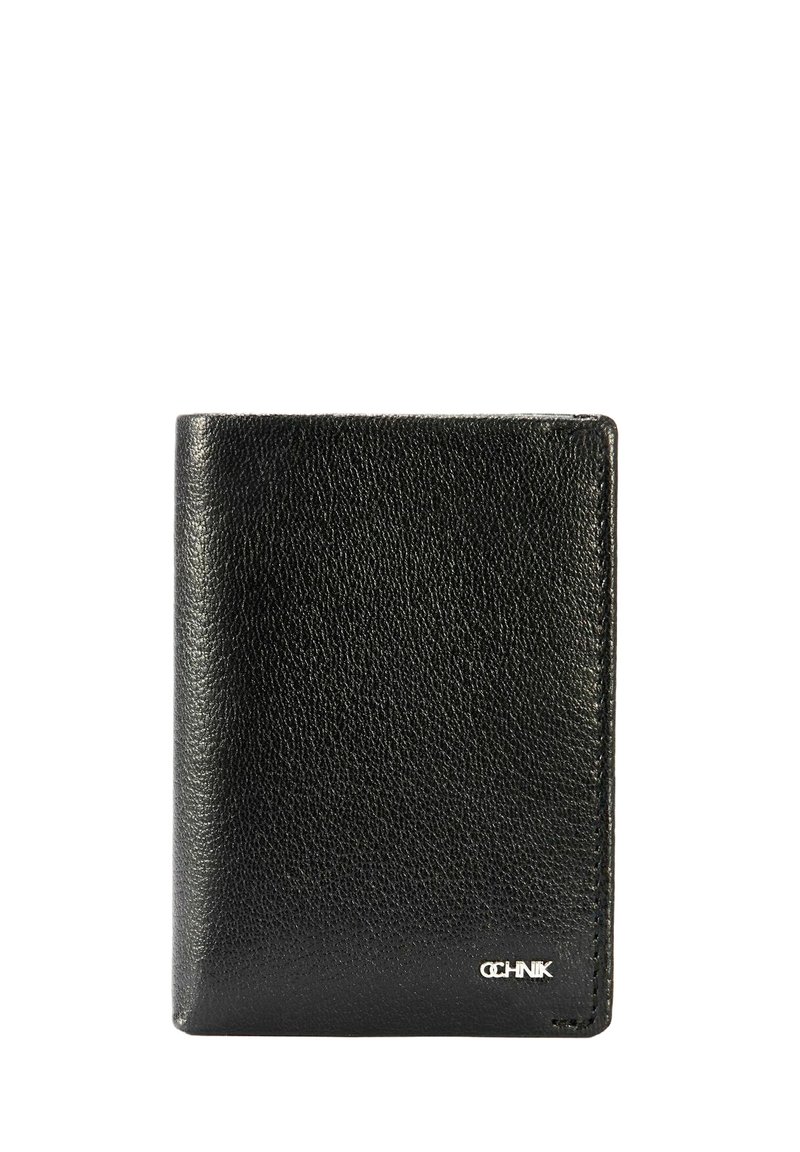 Czarny skórzany portfel o teksturowanym wykończeniu, prostokątnym kształcie i białym logo w dolnym prawym rogu.