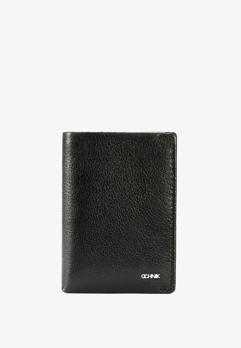 Czarny skórzany portfel o teksturowanym wykończeniu, prostokątnym kształcie i białym logo w dolnym prawym rogu.