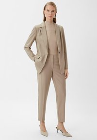 comma CIGARETTE - Stoffhose - helles beige