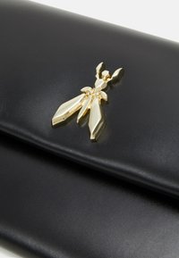 Patrizia Pepe BORSA BAG - Listová kabelka - black/light gold-coloured