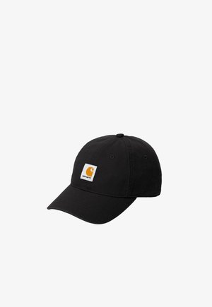 Gorra de béisbol negra de seis paneles con visera curva y parche cuadrado blanco que muestra un logo amarillo y texto en el centro frontal.