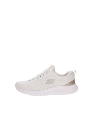 Lichtbeige Skechers sportieve sneaker met mesh bovenwerk, vetersluiting, dempende zool en glinsterend hielaccent, zijaanzicht.
