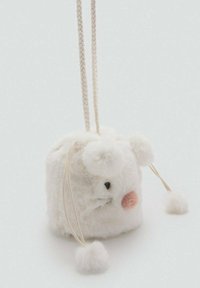 Bela plišana torba z obliko zajca, okrogle oblike, roza akcentom na strani in dvema pletenskima trakoma. Mehka tekstura z detajli pom-poma.