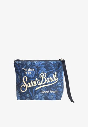 Portamonete da polso floreale blu con cerniera, testo stampato "The place to be Saint Barth Summer Paradise," e cinturino nero attaccato su sfondo bianco.
