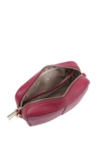 Rode leren pouch met een gouden rits, met een gladde textuur en een ruime binnenkant. Twee compartimenten zijn zichtbaar.