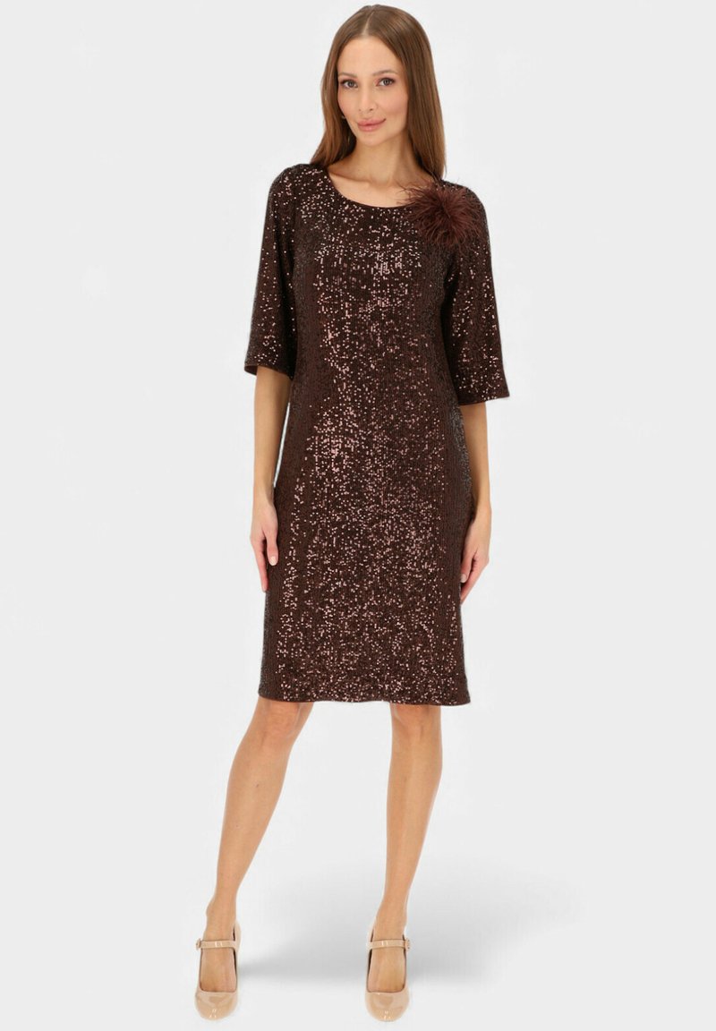 Brązowa sukienka z cekinami, krótkimi rękawami, okrągłym dekoltem i piórkowym akcentem na ramieniu. Gładka faktura, długość do kolan.