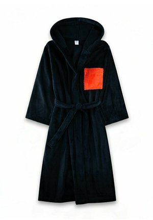 Accappatoio nero con cappuccio, cintura annodata e una tasca quadrata arancione brillante sul lato sinistro del petto.