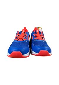 Un paio di scarpe da ginnastica Reebok blu e rosse con lacci, tomaia in tessuto a rete e suole intermedie bianche, viste frontalmente.