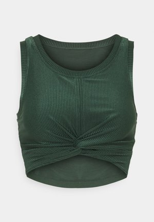 Ciemnozielony prążkowany krótki top bez rękawów z detalem skręconego węzła na środku z przodu.