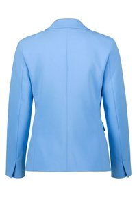 Blazer ajusté bleu clair avec un col cranté, une fente au dos et des lignes épurées. Fabriqué en tissu lisse avec des épaules structurées.