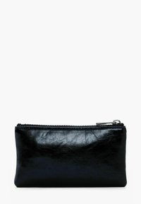 Bolsa de cuero negro con una textura suave y brillante, cierre de cremallera en la parte superior y forma rectangular. Diseño minimalista, sin patrones visibles.