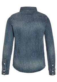Dunkelblaue Denim-Hemd mit spitzem Kragen, langen Ärmeln, Knöpfen aus Perlmutt an den Manschetten und einem leicht taillierten Schnitt mit Rückenpasse.