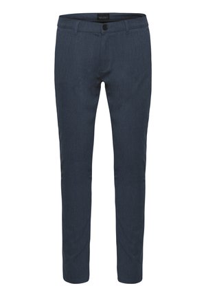 Dunkelblaue, maßgeschneiderte Hosen aus Stoff mit einem Knopfverschluss, vorderen Taschen und einem Slim-Fit-Design. Glatte Textur mit dezentem Glanz.