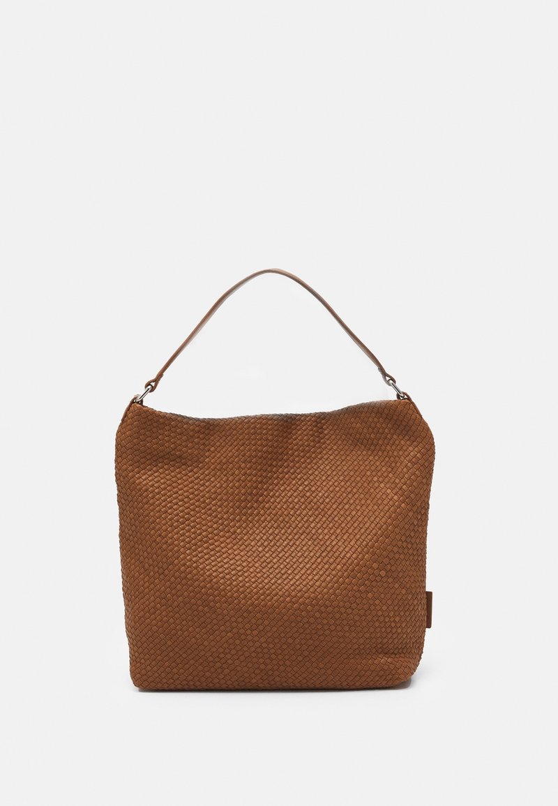 Sac à main en cuir tressé marron avec une seule bandoulière, forme rectangulaire et structure douce légèrement affaissée sur un fond blanc.