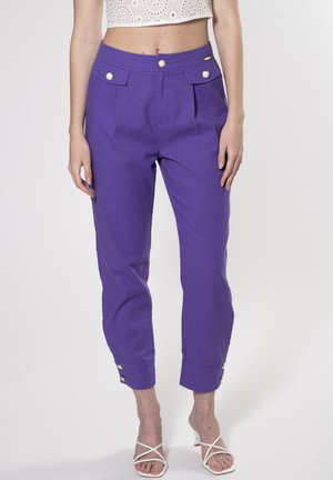 Pantalons violets au design structuré, dotés de poches avant, de boutons dorés à la taille et aux poignets, et d'une jambe légèrement fuselée.