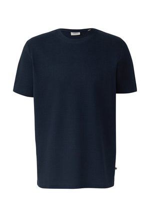 Prosty ciemnogranatowy t-shirt z krótkim rękawem i okrągłym dekoltem, z małą metką marki wewnątrz kołnierza oraz metką boczną przy dolnym brzegu.