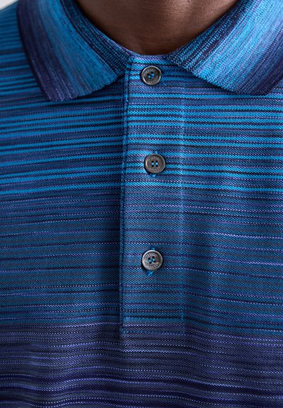 Trumpas rankovėmis polo marškinėliai su mėlynomis ir violetinėmis horizontaliomis juostelėmis, apykaklės iškirpte ir trimis mygtukais su kontrastinga siuvimo detale.