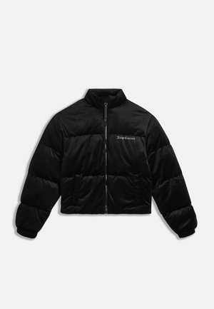 Casaco cropped preto tipo puff feito de veludo suave. Apresenta um colarinho alto, fecho de correr à frente e dois bolsos laterais. Inclui bordado do logo no peito.