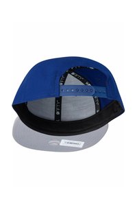 Casquette en tissu bleu avec une visière grise, dotée d'un dessous noir. Comprend une fermeture à pression ajustable et un marquage intérieur.