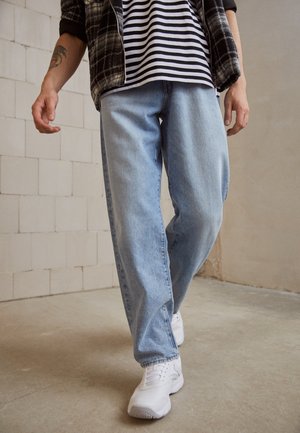 Volné džíny - light-blue denim