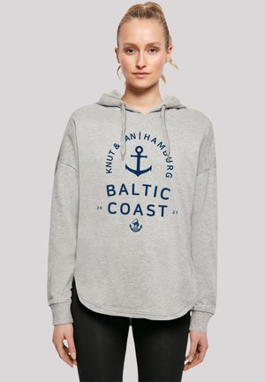 Grauer Kapuzenpullover mit navyblauer Grafik, die einen Anker und den Text "BALTIC COAST" sowie "2023" zeigt. Weicher Stoff, lässige Passform, Kängurutasche.