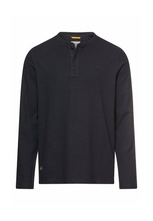 Chemise Henley noire à manches longues avec trois boutons au col, petit logo sur la poitrine et une étiquette jaune à l'intérieur du col.
