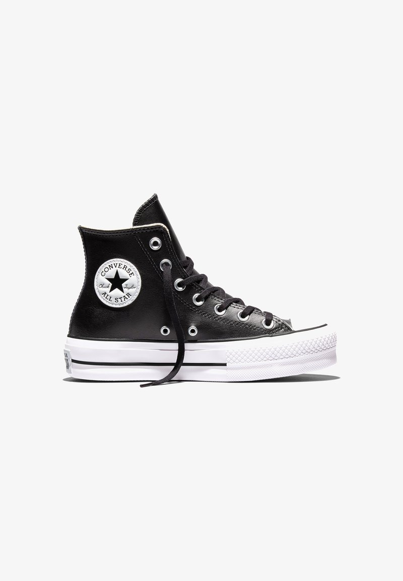 Czarny wysokowy sportowy but Converse Chuck Taylor All Star z białą gumową podeszwą i naszywką z logo na kostce, na białym tle.