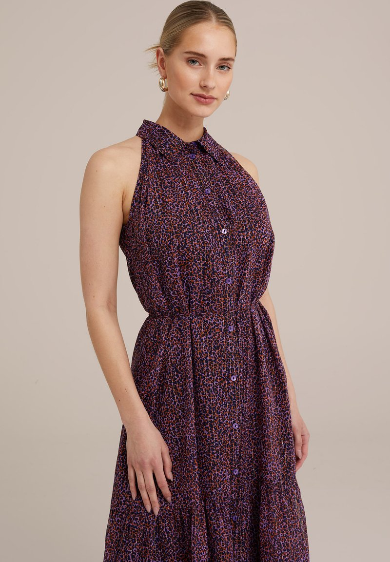 Lila- und orangefarbenes gemustertes Halterkleid mit einem Kragen, Knöpfen vorne und einem elastischen Taillenbund für eine lockere Passform.