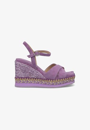 Paarse suède wedge sandalen met geweven jute details, verstelbare enkelband en een gestructureerde gevlochten zool. Open teen ontwerp, moderne silhouet.