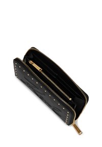 Črni denarnica z zadrgo, okrašena z zlatimi žebljiči, zlatim potegom zadrge in več reži za kartice znotraj.