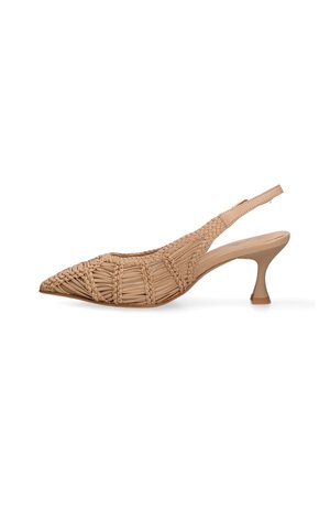 Chaussure beige tissée à talon haut avec bride arrière, bout pointu et talon courbé de hauteur moyenne sur fond blanc.